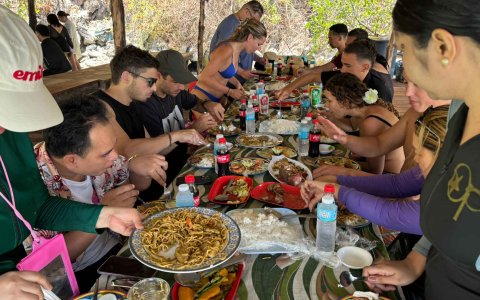 Filipiny - wycieczka poza utartym szlakiem z DsicoverAsia (11) lunch na plaży.jpeg
